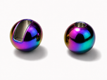 Tungstenperlen mit Schlitz und mehrfarbigem Rainbow-Finish in zwei Ansichten