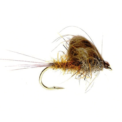 CDC Emerger March Brown Trockenfliege mit goldbraunem Körper, braunem CDC-Flügel und angedeuteter Schlupfhülle